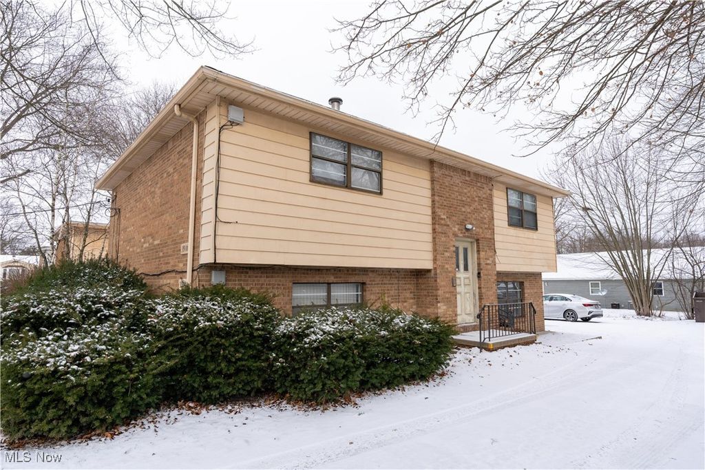 Photo of 3928 Frederick Street, Youngstown, OH 44515 (MLS # 5176354)
