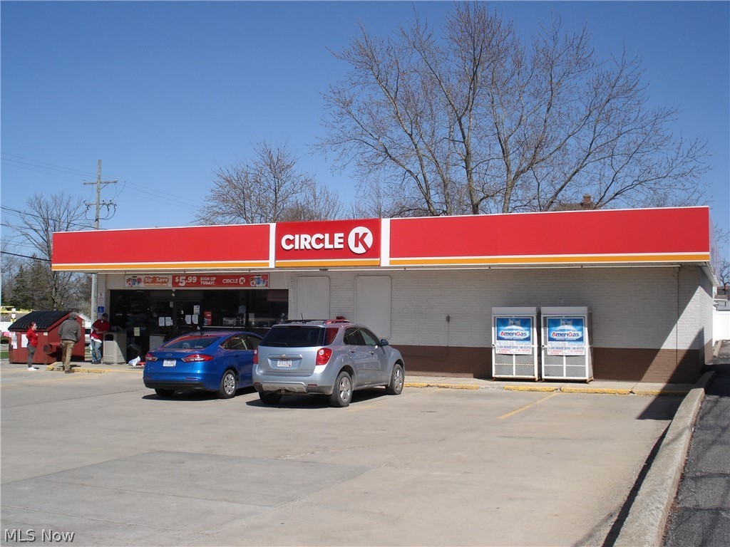 Well Maintained brick building in the heart of Jefferson. Previous Circle K Location on highly traveled road and two Walk-in Coolers this building is ready for your new business.