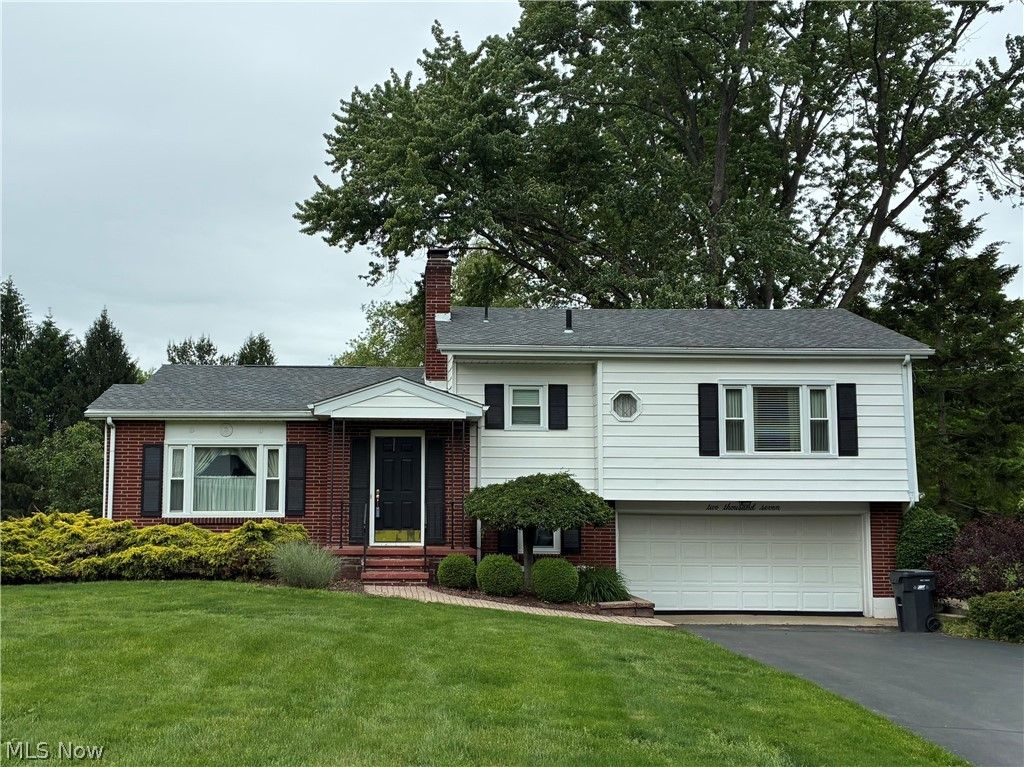 Photo of 2007 Silver Fox Lane, Warren, OH 44484 (MLS # 5212869)