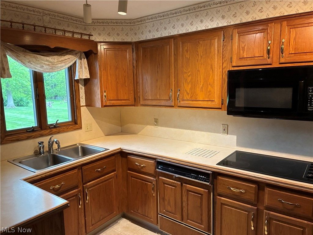 Photo of 2007 Silver Fox Lane, Warren, OH 44484 (MLS # 5212869)