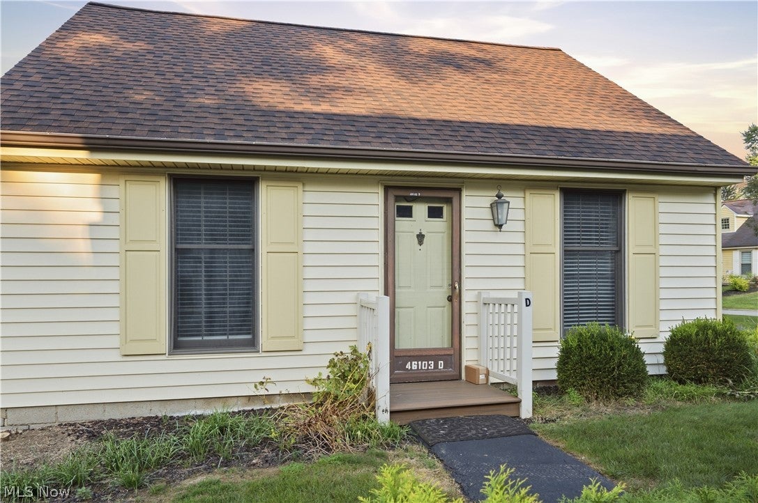 46103 New England Square D
