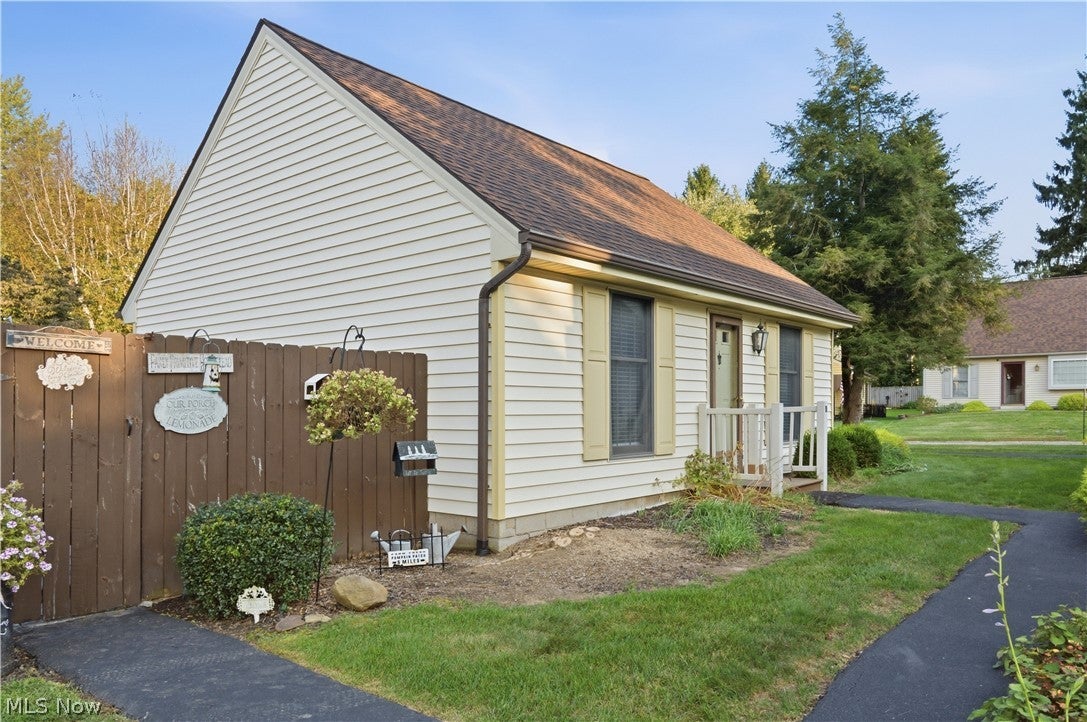 46103 New England Square D