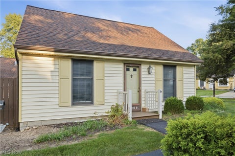 Condo For Sale - 46103 New England Square #D<br/> New Waterford, OH 44445