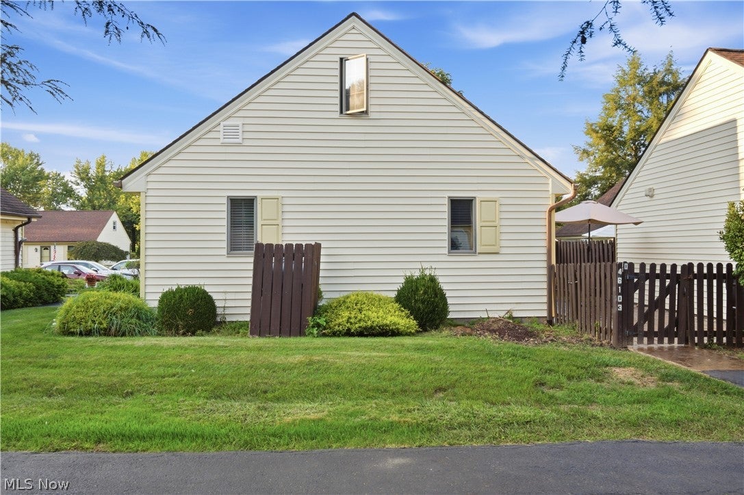 46103 New England Square D
