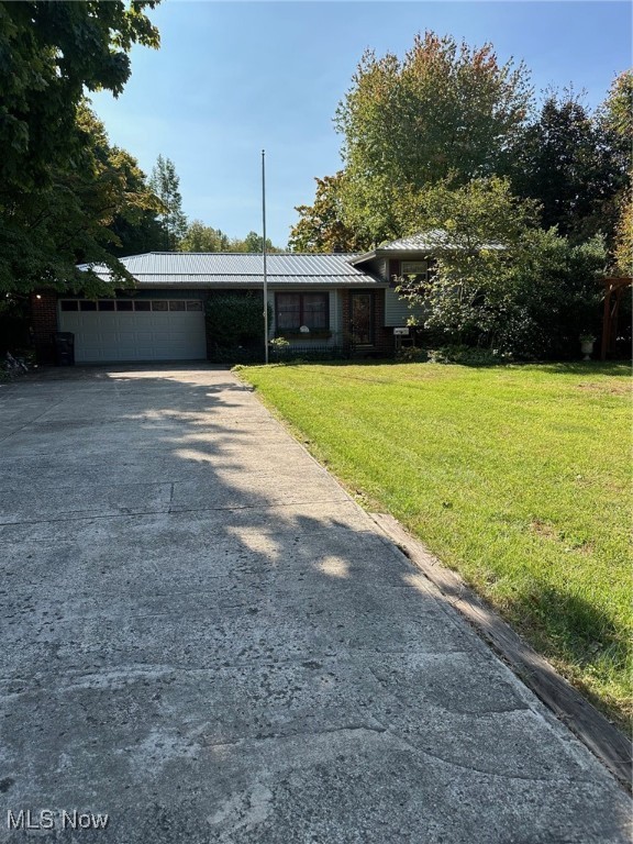 Beautiful Split Level in the country, such a peaceful setting. Three bedrooms and 2 baths,