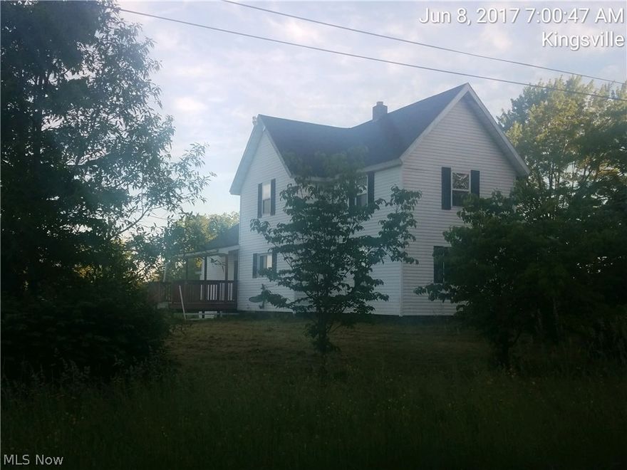 4 bedroom colonial with big living room and dining room on 5 acres with barn