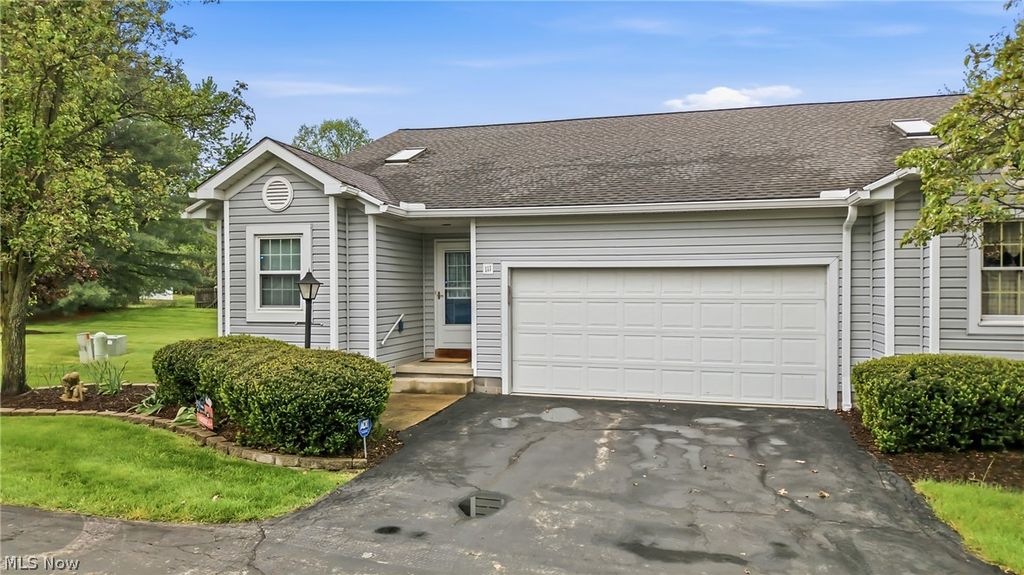Photo of 111 Greenfield Oval NW, Warren, OH 44483 (MLS # 5209029)