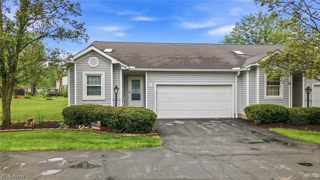 Photo of 111 Greenfield Oval NW, Warren, OH 44483 (MLS # 5209029)