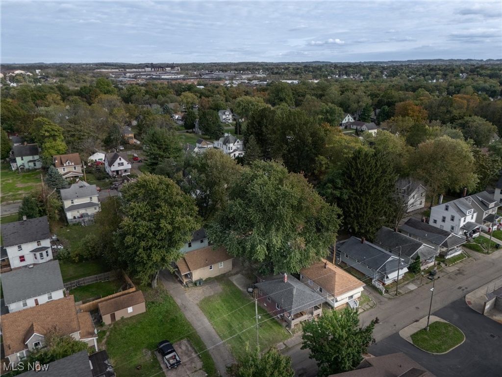 Photo of 1328 Struble Avenue NE, Canton, OH 44705 (MLS # 5165617)