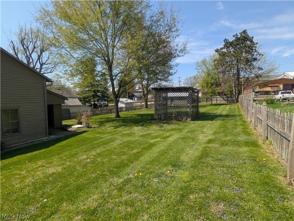 Photo of 114 W Sheridan Avenue, Somerset, OH 43783 (MLS # 5200598)