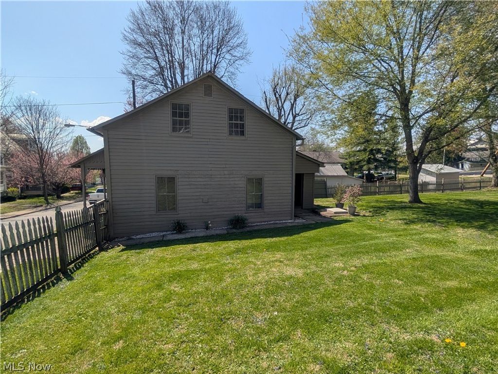 Photo of 114 W Sheridan Avenue, Somerset, OH 43783 (MLS # 5200598)