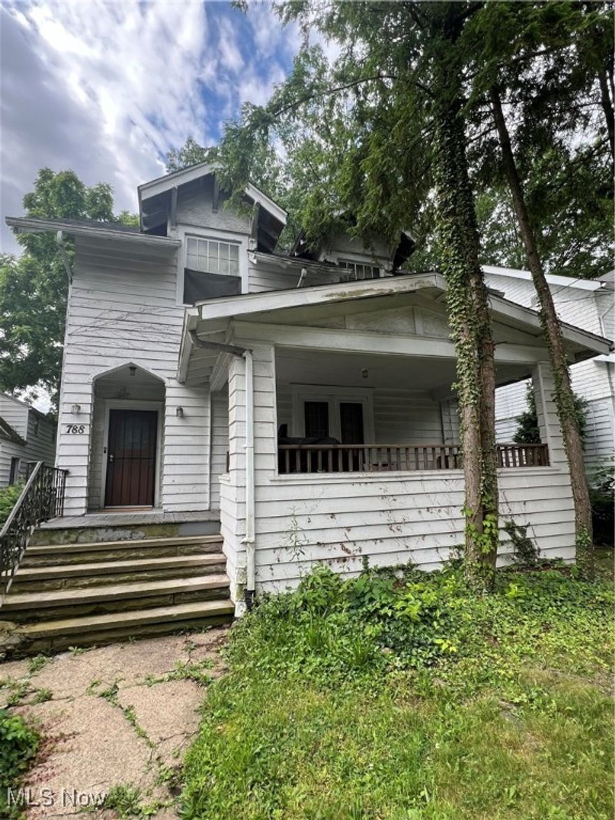 Check out this spacious 3 bed 1.5 bath colonial in West Akron. This home features a den and usable attic space. Current tenant in lease until 12/31, month to month lease begins 1/1/2025. Property can be vacant with 30 day notice once current lease term expires. $950 rent per month. Tenant pays all utilities. Great investment opportunity to add to the portfolio.