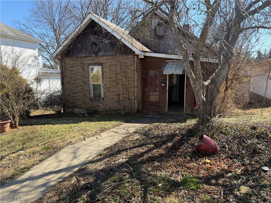Attention Investors!  This 3 bed 1 Bath home is in need of a full remodel to flip, use as a rental, or you can tear it down and start with a rebuild.  Bring your vision and tools to bring this home back to life!  Don't wait, schedule your showing today!