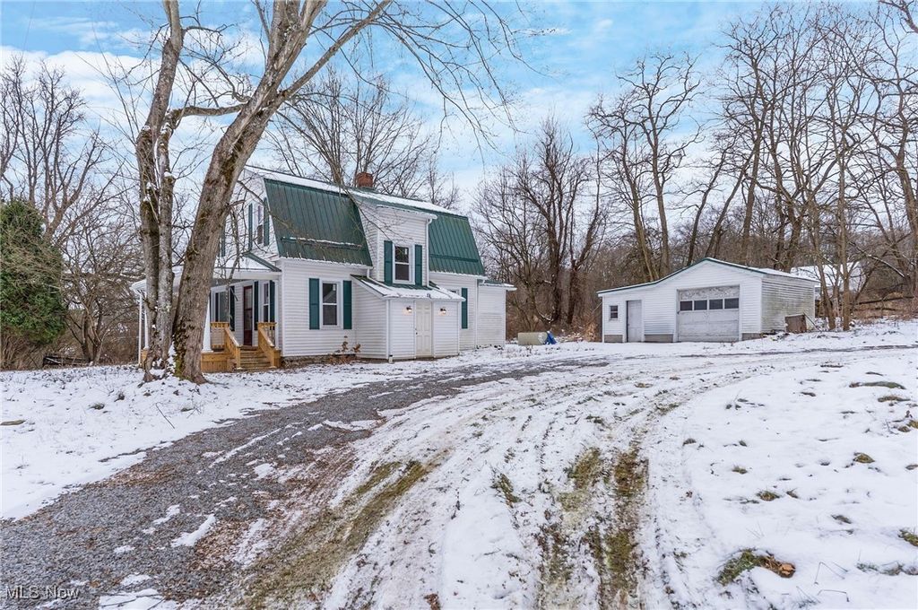 Photo of 5910 Chestnut Ridge Road, Hubbard, OH 44425 (MLS # 5176964)