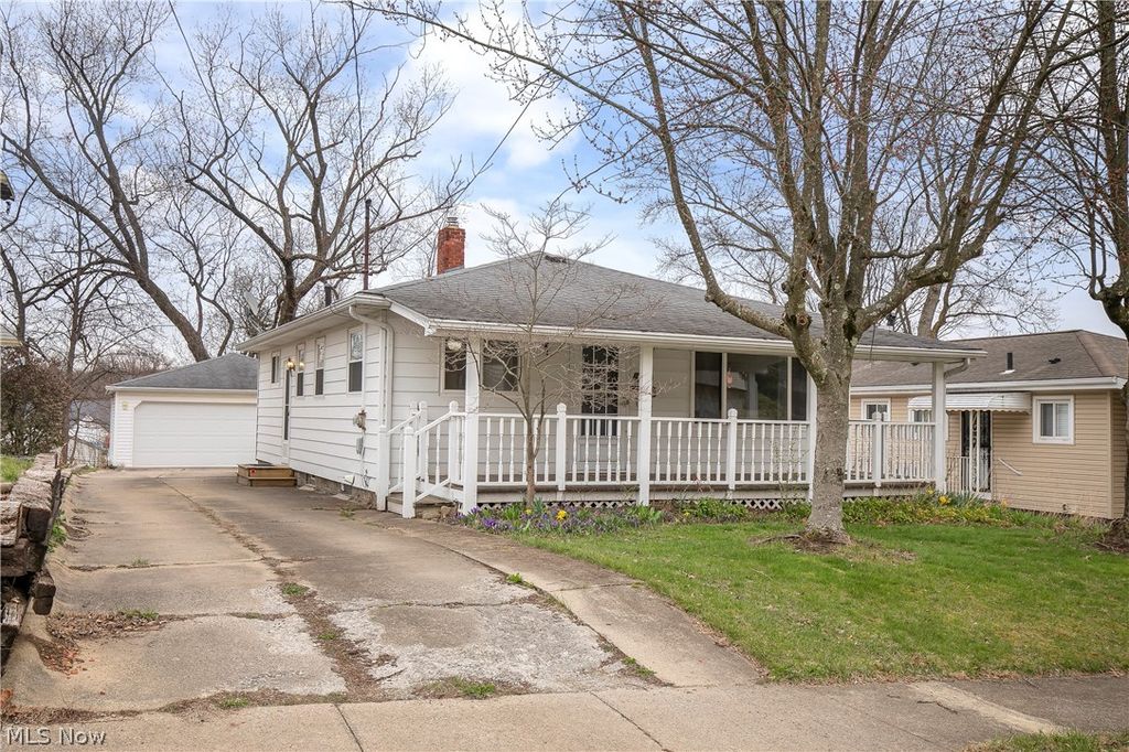Photo of 401 Moody Street, Akron, OH 44305 (MLS # 5196184)