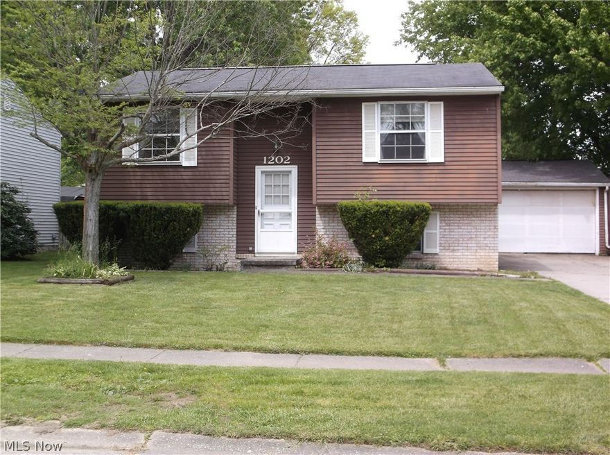 Ravenna bi-level in great neighborhood, convenient to KSU and NEOMED.  Serene back yard is completely fenced with a privacy fence for your enjoyment. Two car garage with door opener. Owner converted 2 upstairs bedrooms into one large master bedroom. Small deck off dining room overlooking back yard. Some newer carpet in home.  With a little TLC this home is ready for a new owner to enjoy.