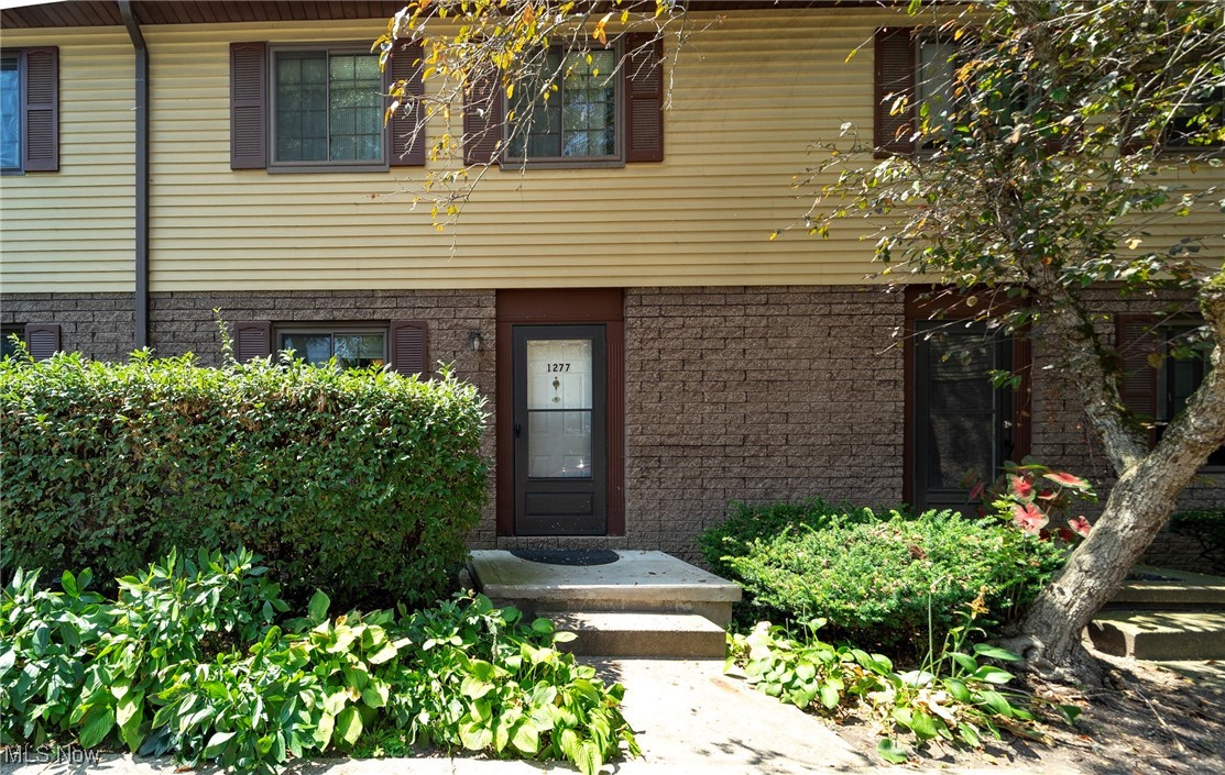 Check out this charming Front Street Condo in Cuyahoga Falls! Located at 1277 Front Street, this spacious 2 bed/1.5 bath gem offers stunning wooded river gorge views from your own private patio.
Enjoy easy living while being just steps away from beautiful parks and the vibrant downtown area. Don’t miss out on this perfect blend of comfort and convenience!