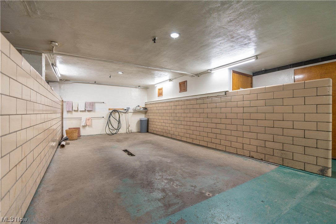 Carlton House Condo - Residential