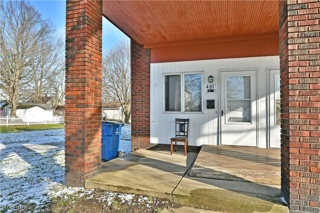 Photo of 401 Williams Street #Apt 1, Niles, OH 44446 (MLS # 5181001)