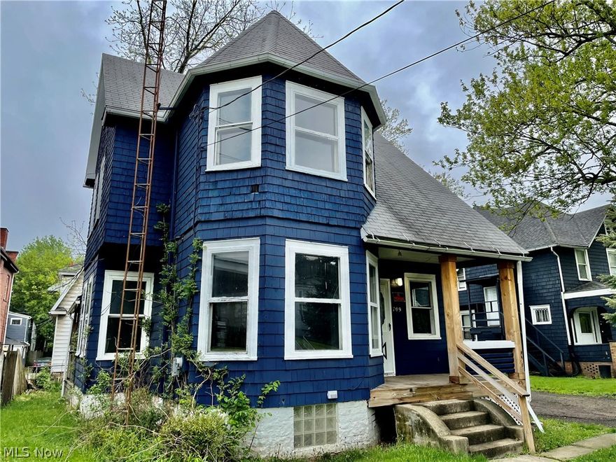 Fantastic house that has been nicely updated. Completely move in ready! 3 bedrooms, 2 full bathrooms and 2 car garage detached . Conveniently located in Northwest Canton.