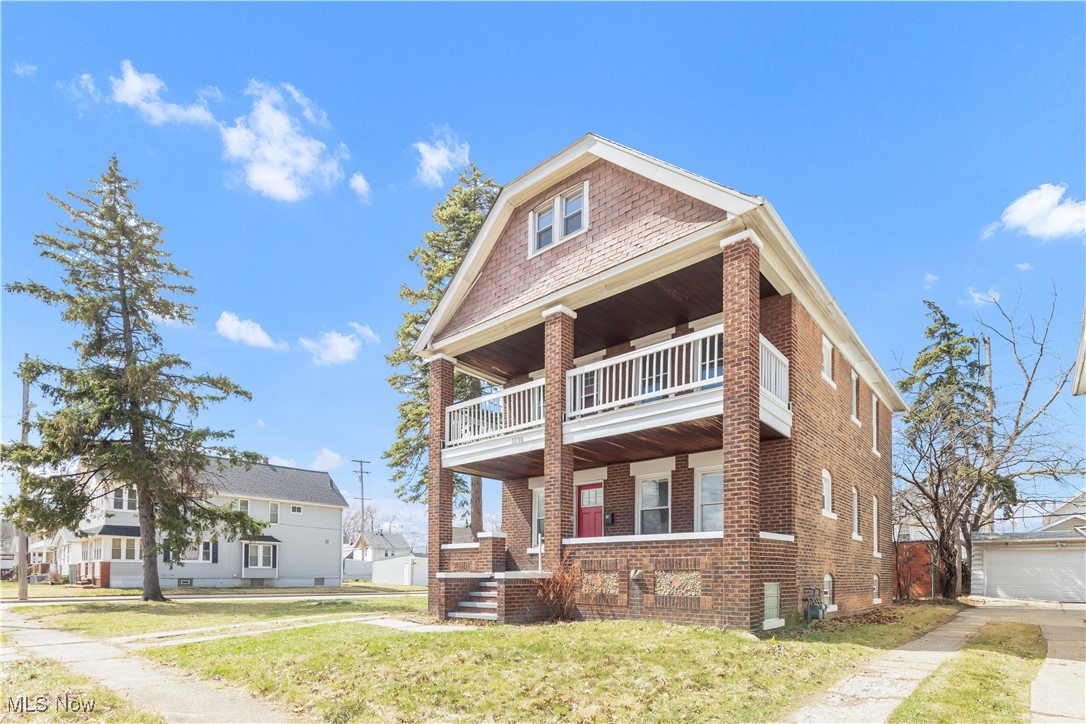 Fully furnished and turnkey Duplex in the Waterloo Arts area of North Collinwood. This brick beauty features hardwood floors throughout, central air in both units and has been updated meticulously to help maximize the income potential for short term rentals, traditional rentals, or a owner occupant. Both units have an additional room at rear of the property currently setup to be office space. The upper unit feautres a finished 3rd floor with half bath. Everything you see could be yours, dont wait!