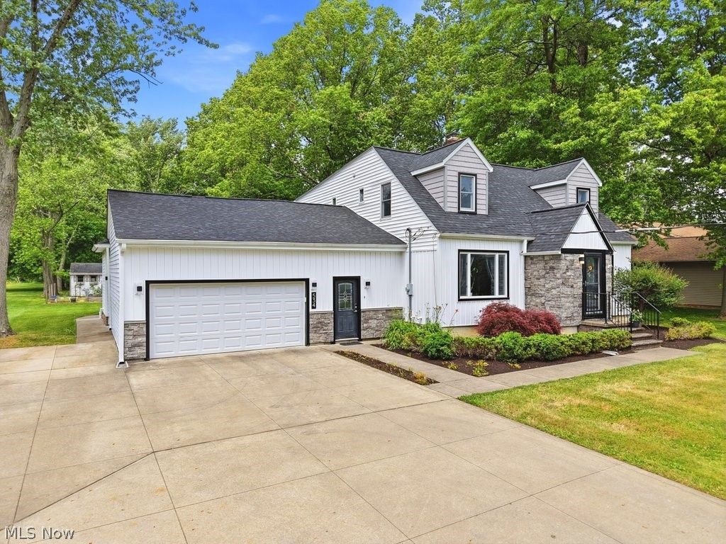 Photo of 534 Miner Road, Highland Heights, OH 44143 (MLS # 5218014)