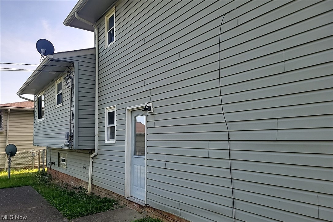 Photo 3 of 17 of 6031 S Perkins Road house
