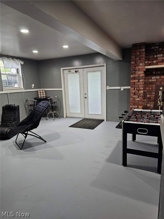 Main image without alt text