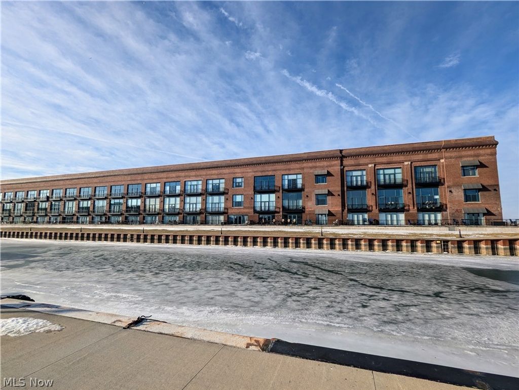 Photo of 401 W SHORELINE Drive #338, Sandusky, OH 44870 (MLS # 5190358)