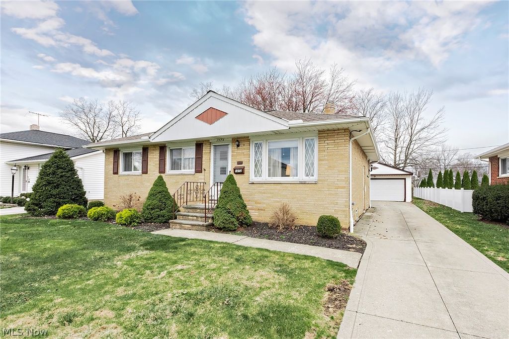 Photo of 1272 Bonnie Lane, Mayfield Heights, OH 44124 (MLS # 5193270)