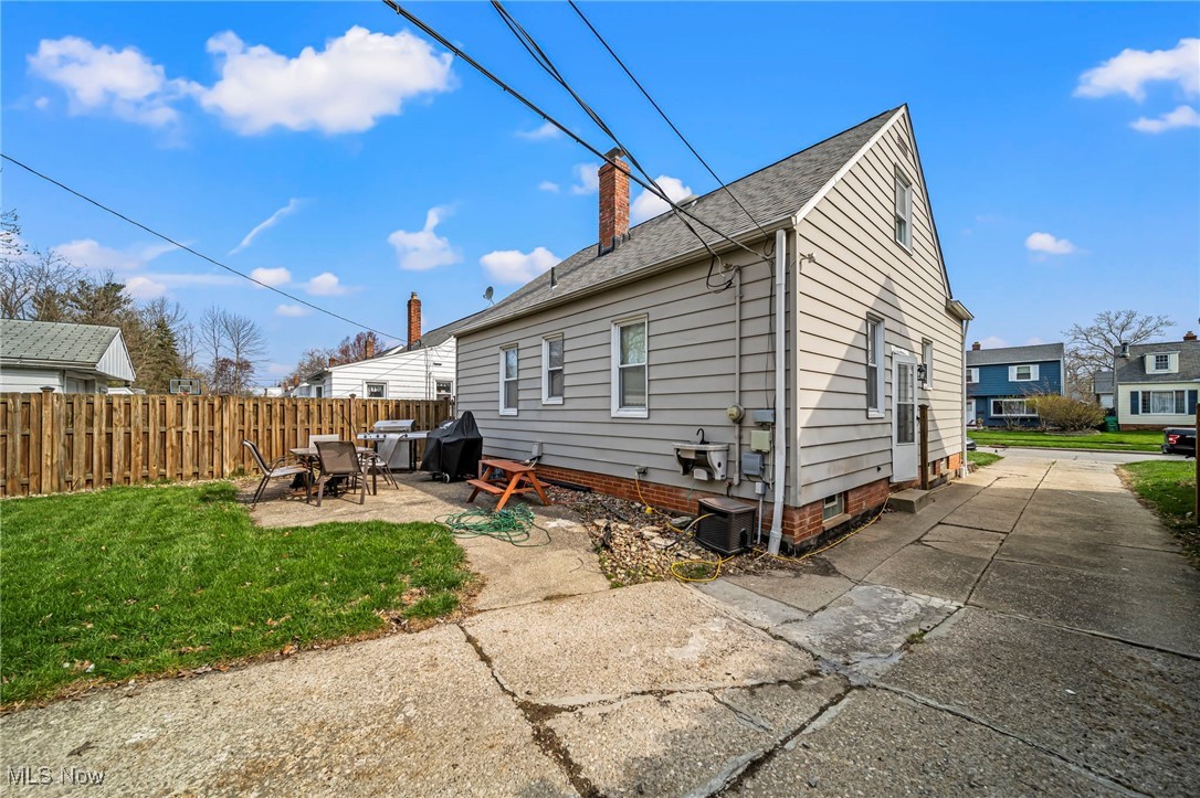 352 E 322nd Street, Willowick, Ohio image 5