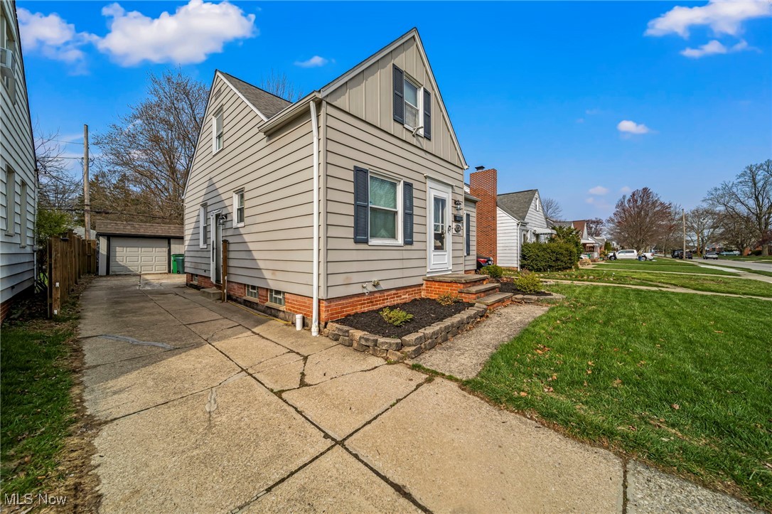 352 E 322nd Street, Willowick, Ohio image 3