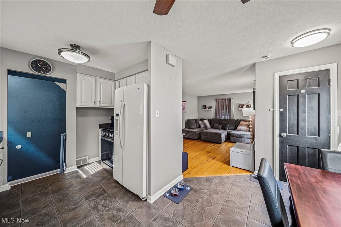 352 E 322nd Street, Willowick, Ohio image 13