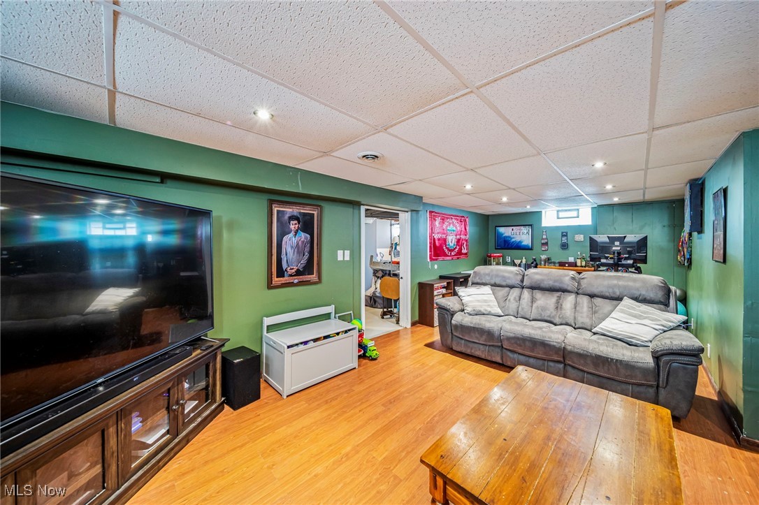 352 E 322nd Street, Willowick, Ohio image 34