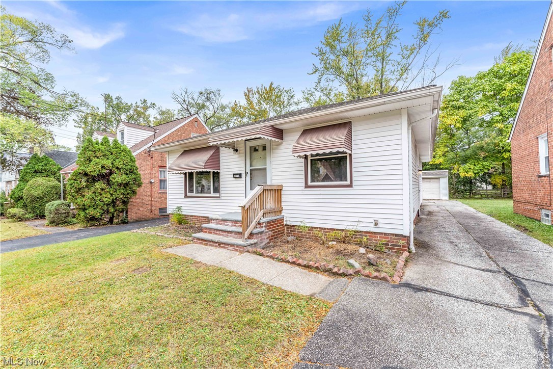 20111 Sunset Dr Warrensville Heights - spacious 3 bed 1 bath home! //
$1295 rent / $1295 deposit //
$49 application fee per adult //
NO SMOKING //
1 time $149 non-refundable set up fee paid at lease signing //
$30/month required resident benefit package; can include personal property/liability insurance for an additional $5/month for $35/month total.
All applicants are required to fill out a PetScreening application, found on our website/app before being processed. Even if you have NO pets - this app must be filled out. 1-2 pets OK w/ approved PetScreening & PetFee (Some breed restrictions apply). 1 time, non-refundable pet fee of $200-500 per animal applies to all pets & must be paid prior to or when you pay your 1st month rent. (No fee for qualified assistance animals) //
Our application is processed through secure site: Findigs. They require ID & income verification. Without this, your app will not be processed. They offer 24/7 chat support on their app directly if you have any questions //
This spacious ranch is a lovely place to call home! The living room has matching vinyl hardwood floors! The eat-in kitchen has a granite countertop! The resident is to provide their own fridge/stove. All bedrooms have carpeted floors! The basement has washer/dryer hookups! In the backyard, there is a detached garage!
Resident pays all utilities including water/sewer/trash, gas/electric & maintains lawn & handles snow removal. Serious inquiries only.