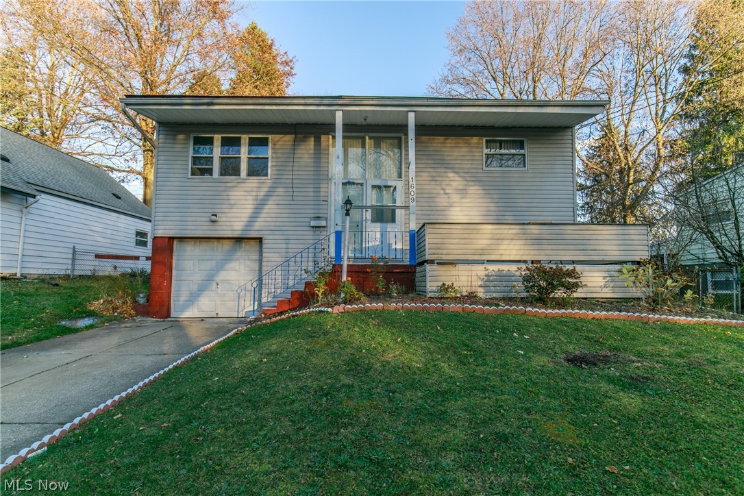 This Beautiful House in Akron with 3 Beds and 2 Bath wont last Long.It is close to shopping and highway. Make appointment for your private tour today.