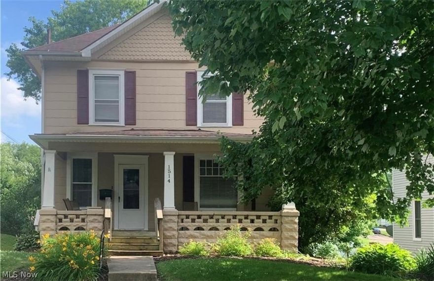 Check on this cute home with 3 beds/1 bath located on Stewart Ave. Seller has recently just completely renovated the bathroom with new floors, vanity, and toilet. Replaced plumbing pipes with PVC. Installed some new drywall and electrical for the dishwasher. All appliances are negotiable with purchase of the home.