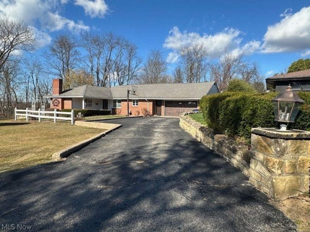 Photo of 1307 Brightview Drive, East Liverpool, OH 43920 (MLS # 5204789)