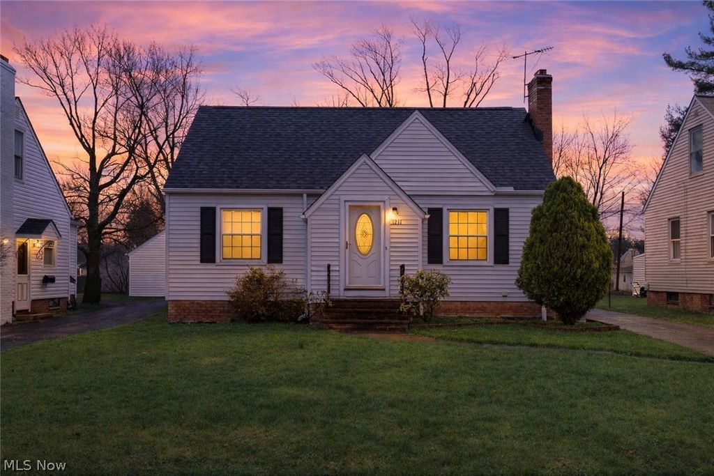 Photo of 1211 Sunset Road, Mayfield Heights, OH 44124 (MLS # 5192849)