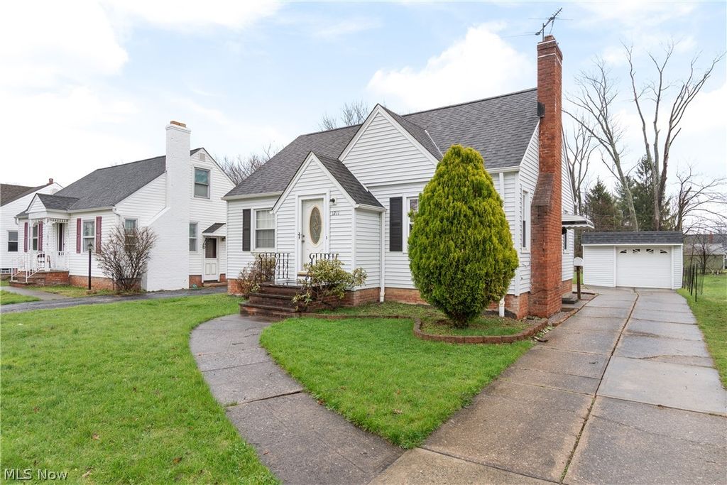 Photo of 1211 Sunset Road, Mayfield Heights, OH 44124 (MLS # 5192849)