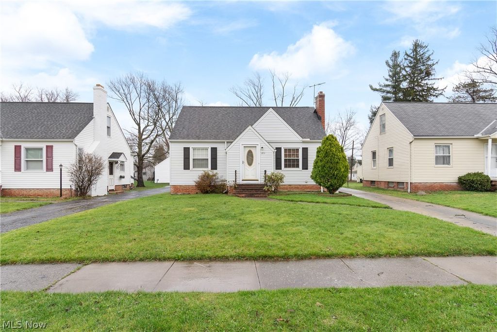 Photo of 1211 Sunset Road, Mayfield Heights, OH 44124 (MLS # 5192849)