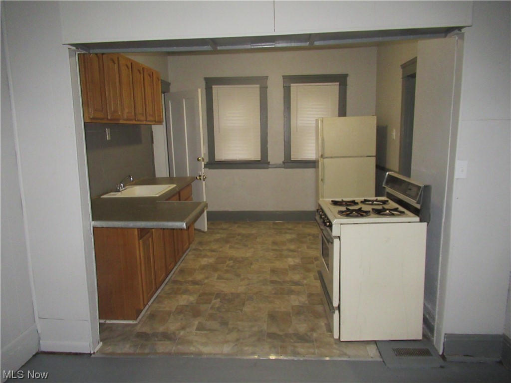 West 95th Street Sub/E R Cowli - Residential Lease