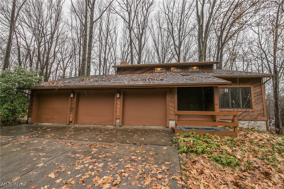 A 3 bedroom 2.5 bath contemporary home with a 3 car garage and finished walk out basement. Some updates have been done.