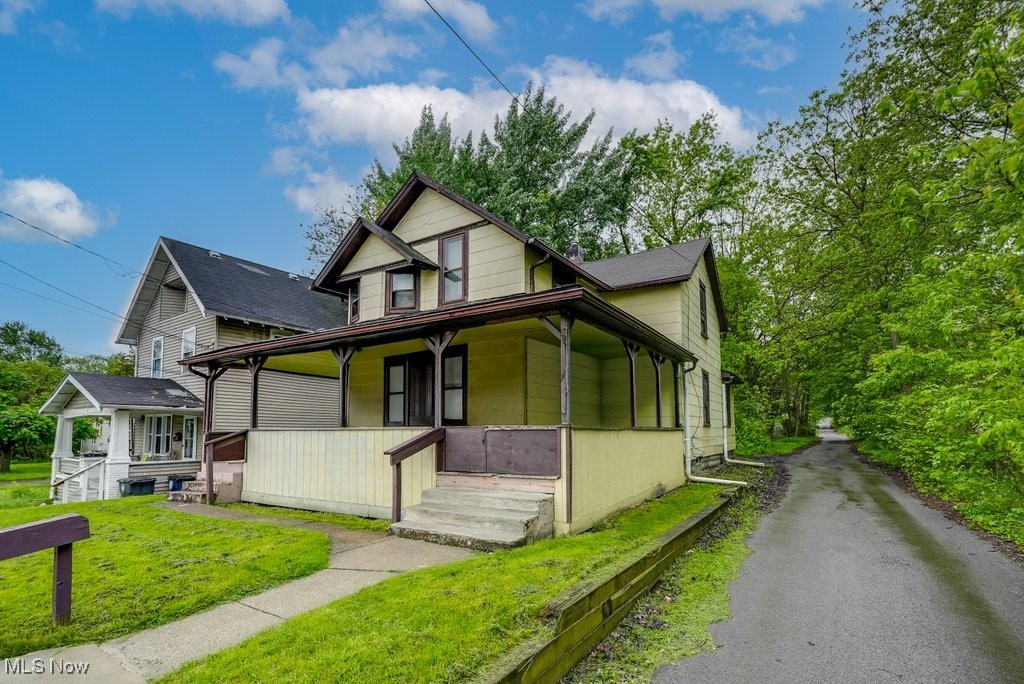 Don’t miss this opportunity to own a fully occupied duplex offering no vacancy downtime. Whether you’re expanding your portfolio or getting started in real estate investment, this property checks all the boxes. Bottom Unit has 3 Bedrooms, 1 Bath. Top unit has 1 Bedroom, 1 Bath. Gas and electric are individually metered. All 2022-2024 appliances included, offering added value and convenience. Furnaces approximately 8 years old. Schedule your showing today.