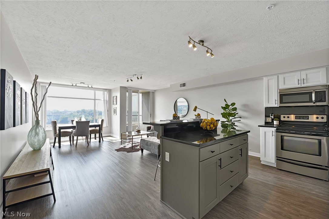 Stonebridge Ph 01 Condos - Residential