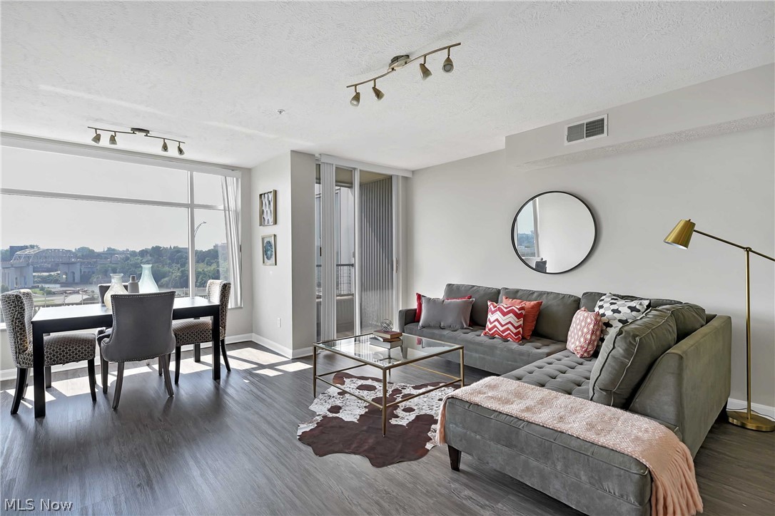 Stonebridge Ph 01 Condos - Residential