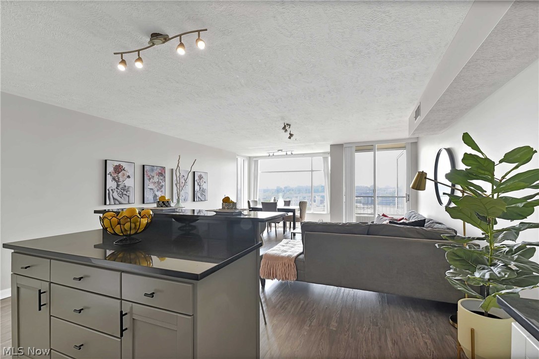 Stonebridge Ph 01 Condos - Residential