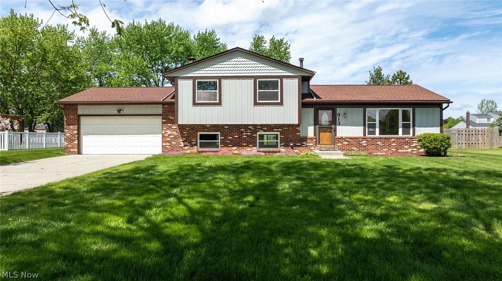 Photo of 913 Sherwood Drive, Macedonia, OH 44056 (MLS # 5206159)