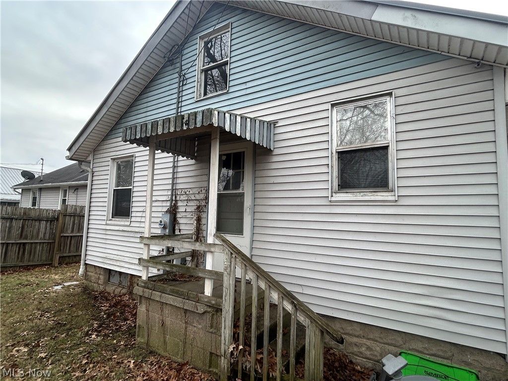 Photo of 828 Grandview Avenue, Coshocton, OH 43812 (MLS # 5187522)