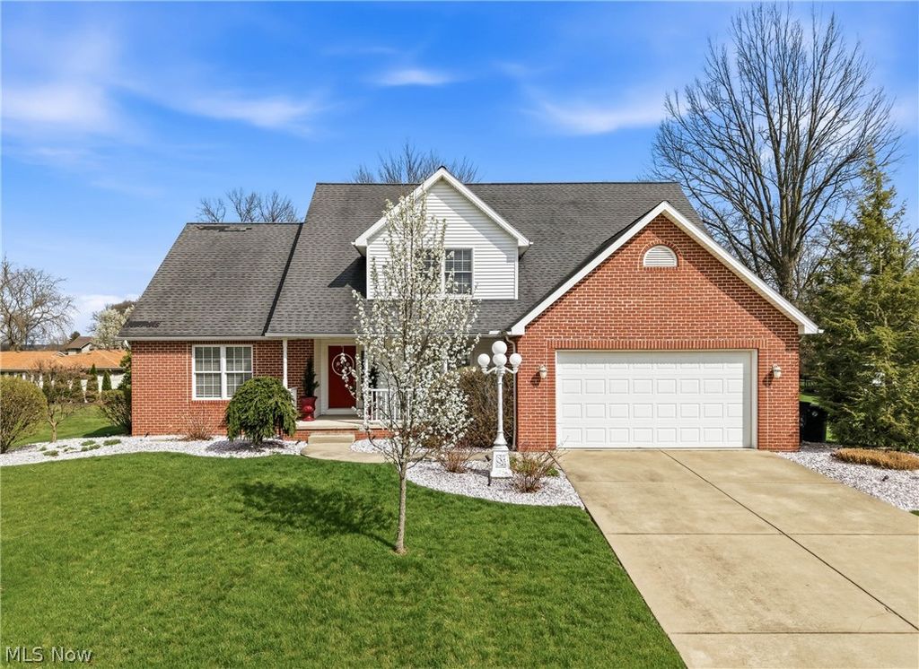 Photo of 297 Country Club Drive SE, Warren, OH 44484 (MLS # 5189910)